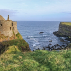 Dunluce Castle, non loin de Bushmills, en Irlande du Nord, dans le comté d'Antrim. La construction du premier château de Dunluce remonte au XIIIème siècle.